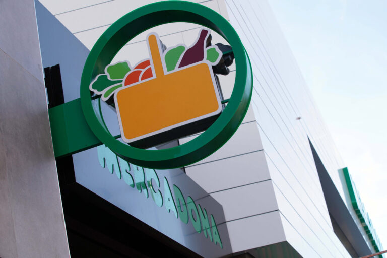 Durante este año, Mercadona entregó a 130 entidades sociales un total de 550 neveras y congeladores que ya no tenían cabida en su operativa interna
