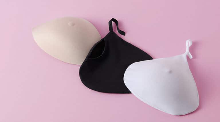 La línea solidaria, disponible en edición limitada durante el mes de concienciación, incluye prendas de moda, ropa de dormir, cosmética y accesorios