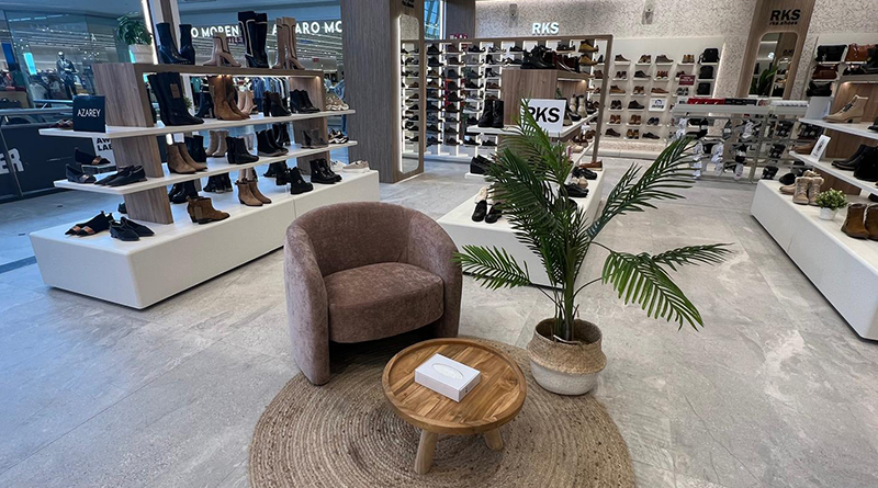La amplia tienda cuenta con una variada selección de calzado y textil para mujer, hombre y niños