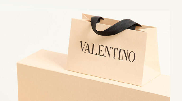 Kering retrasa la compra de Valentino a 2028