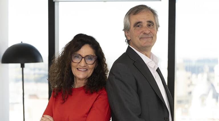 De izq a dcha, Rosa Carabel, CEO de Eroski y Josu Mugarra, director financiero de Grupo Eroski