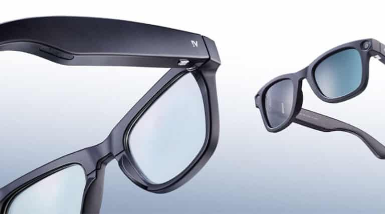 la montura incluye conectividad Wi-Fi, compatibilidad con asistentes móviles, cámara HD, 32 GB de memoria interna, micrófonos y altavoces estéreo