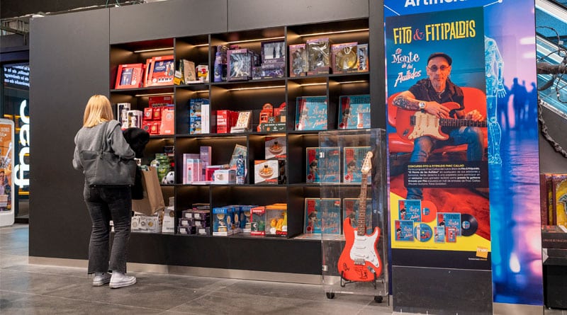 Sorteo de una guitarra eléctrica firmada por los componentes de Fito y Fitipaldis, entre las activaciones expuestas.