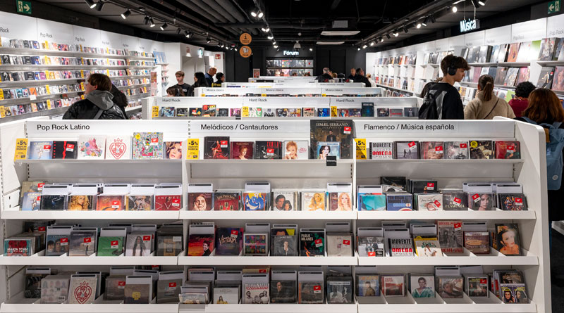 El Forum, al fondo, que aprovecha Fnac para celebrar actividades culturales.