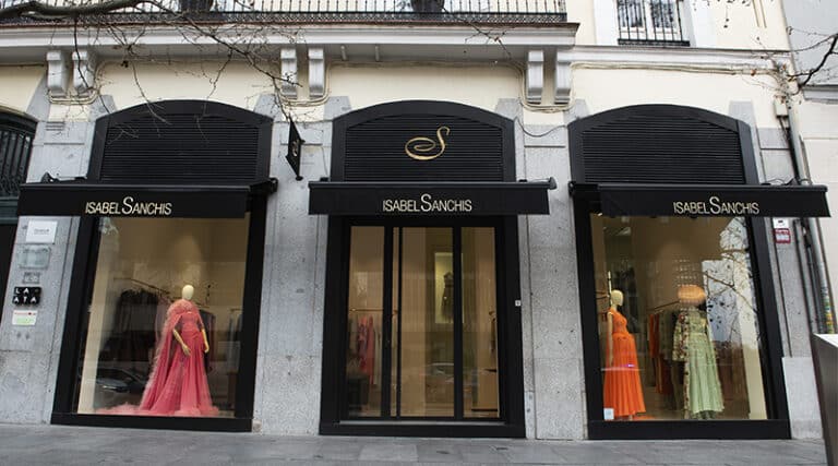 La boutique se articula en tres niveles que ordenan de forma orgánica las distintas líneas de la casa