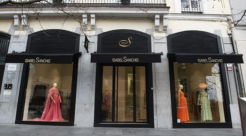 La boutique se articula en tres niveles que ordenan de forma orgánica las distintas líneas de la casa