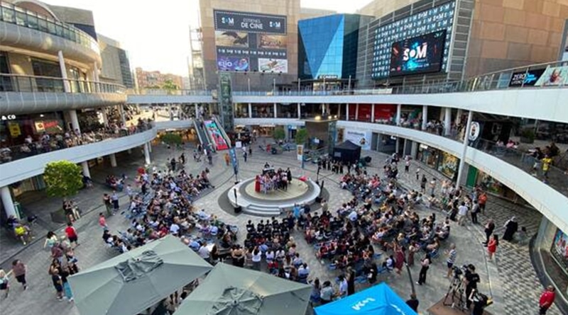 Una de las claves del posicionamiento del centro comercial es su relación con el territorio, especialmente con el distrito de Nou Barris