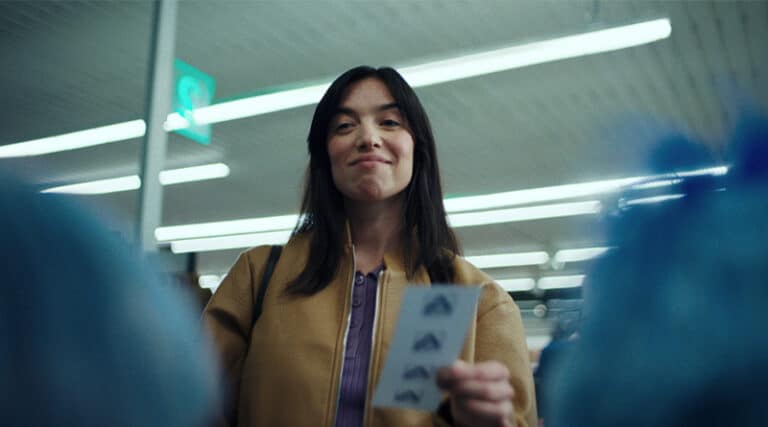 El spot se articula en torno a ‘Satisfaction’ de Benny Benassi, un recurso musical con alta notoriedad que funciona como hilo conductor