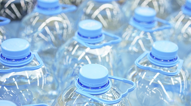 Según DBK, en España operan actualmente unas 120 plantas de agua envasada, que generan un volumen de empleo superior a 30.000 trabajadores