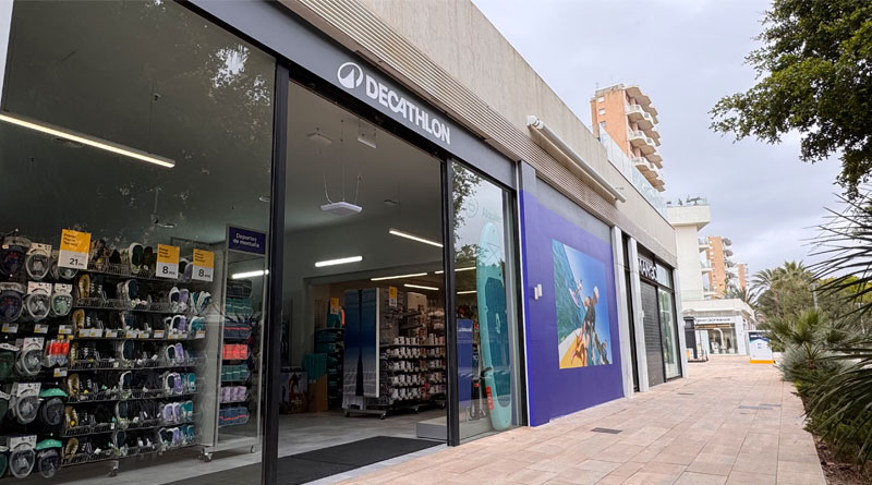 Decathlon busca al turista con tiendas efímeras en la costa
