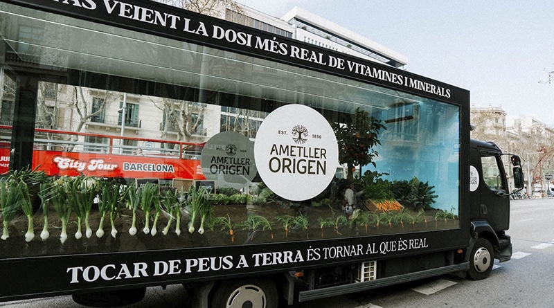 la compañía ha recreado simbólicamente sus campos -más de 1.800 hectáreas de cultivo en el eje mediterráneo- dentro de un camión transparente