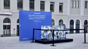 La compañía instala una e-bike congelada junto a la estación de Príncipe Pío