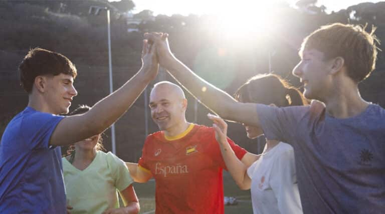 la marca reúne a 28 clientes y colaboradores junto a dos referentes del deporte español, Pedri y Andrés Iniesta