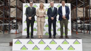 De izquierda a derecha: Benito Vicente, director Ejecutivo de Supply Chain de LEROY MERLIN España; Carolina España Reina, Consejera de Economía, Hacienda, Fondos Europeos y Diálogo Social,; Manuel J. Barón Ríos, alcalde de Antequera, y Luis Miguel