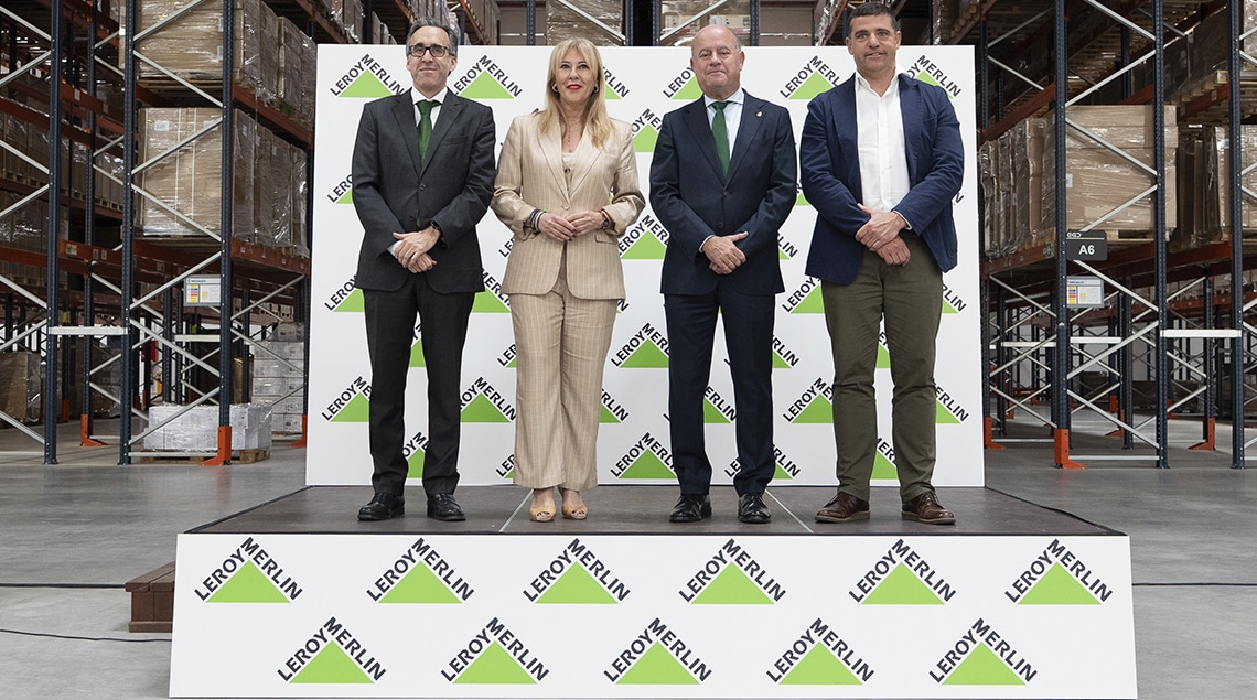 De izquierda a derecha: Benito Vicente, director Ejecutivo de Supply Chain de LEROY MERLIN España; Carolina España Reina, Consejera de Economía, Hacienda, Fondos Europeos y Diálogo Social,; Manuel J. Barón Ríos, alcalde de Antequera, y Luis Miguel