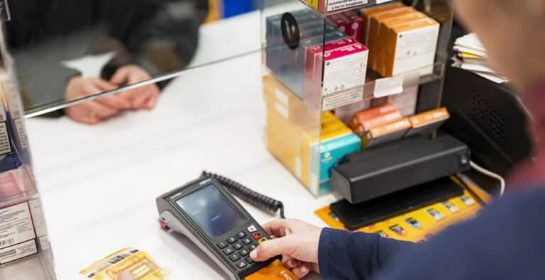 La falta de cajeros dificulta sacar dinero al 53% de los españoles