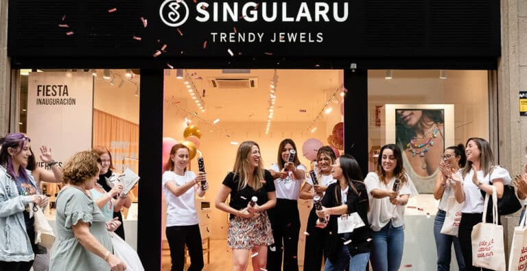 La inauguración tuvo lugar el 28 de mayo, a partir de las 18:00 horas, con una fiesta de apertura