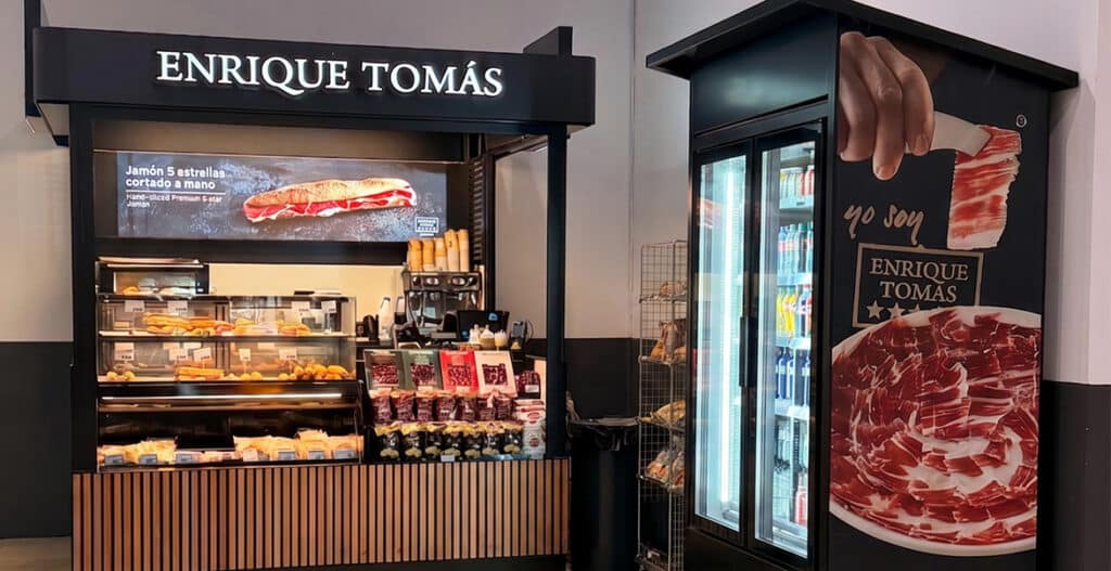 El nuevo formato, de apenas 2x2 metros, ofrece bocadillos de jamón, productos ibéricos, snacks, bebidas y café Illy