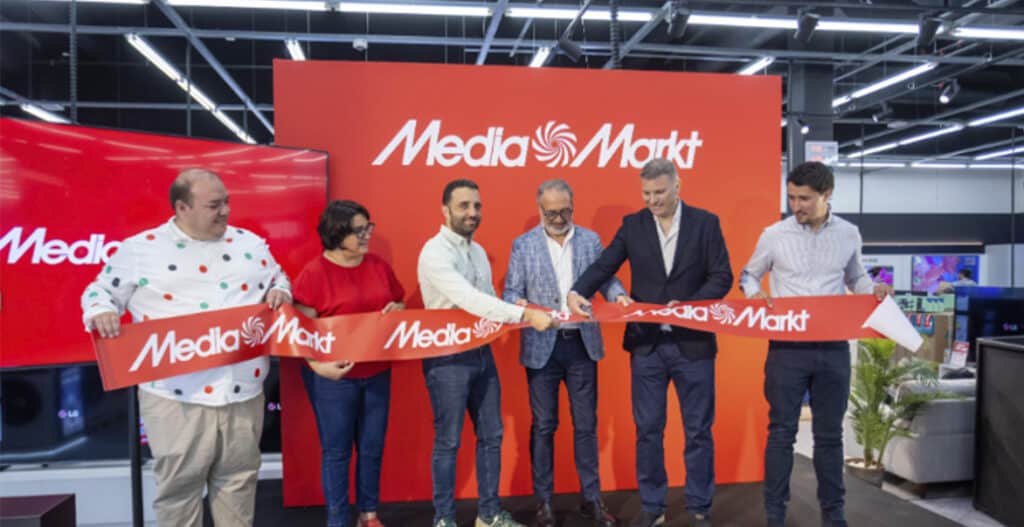 la apertura busca dinamizar la actividad económica de la zona y acercar la tecnología de consumo más innovadora a los más de 163.000 habitantes de Sagunto y su área de influencia