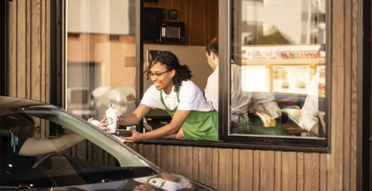 La marca se convierte en la primera cafetería especializada en España en apostar de forma definitiva por el formato Drive Thru con ‘Starbucks Auto’